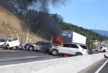 Acidente com morte provoca incêndio e interdita totalmente a BR-470 em Indaial