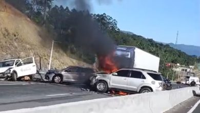 Acidente com morte provoca incêndio e interdita totalmente a BR-470 em Indaial