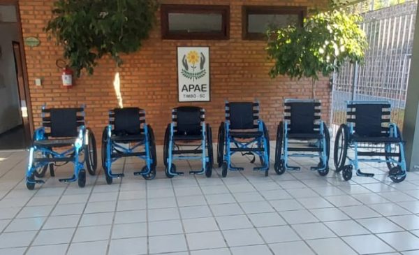 Seis cadeiras de rodas são entregues à APAE de Timbó por meio de projeto internacional