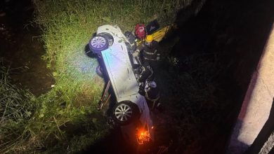 Motorista fica ferido após carro sair da pista e cair de ponte na BR-470 em Ascurra