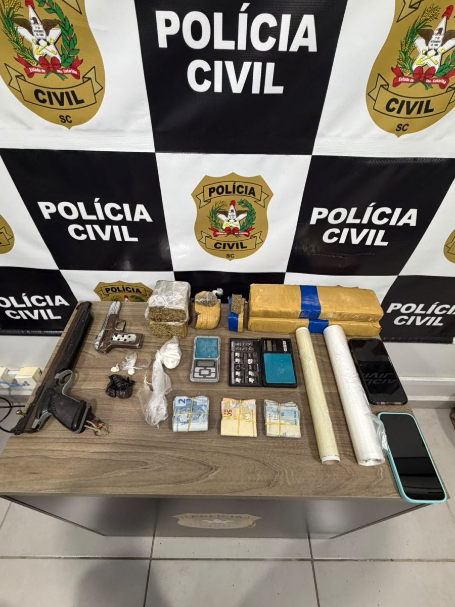 Casal é preso com drogas, armas e dinheiro em Indaial; investigação aponta distribuição para cidades do Médio Vale