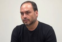 "Depois de 50 dias de solitária, meu pai aguenta qualquer coisa", diz Carlos Bolsonaro em Timbó