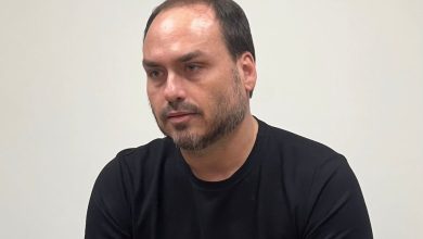 "Depois de 50 dias de solitária, meu pai aguenta qualquer coisa", diz Carlos Bolsonaro em Timbó