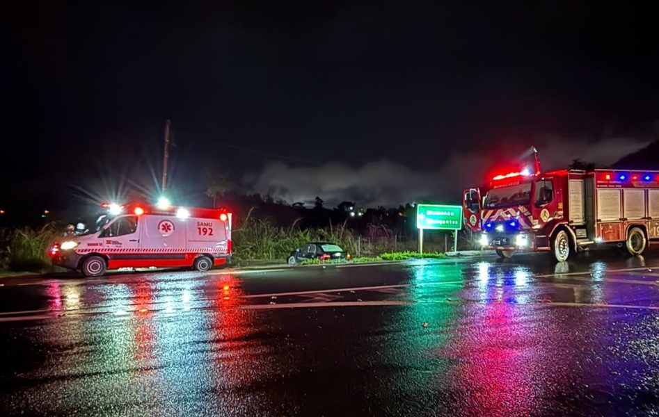 Mulher fica presa dentro de veículo após saída de pista na BR-470, em Rodeio