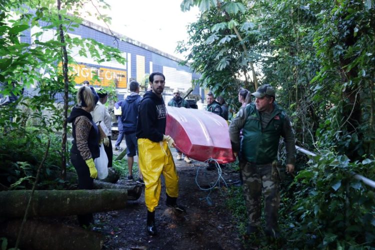 Pneus, tapetes e até bacias: Blumenau promove mutirão de limpeza e retira 3,6 toneladas de lixo dos ribeirões da cidade