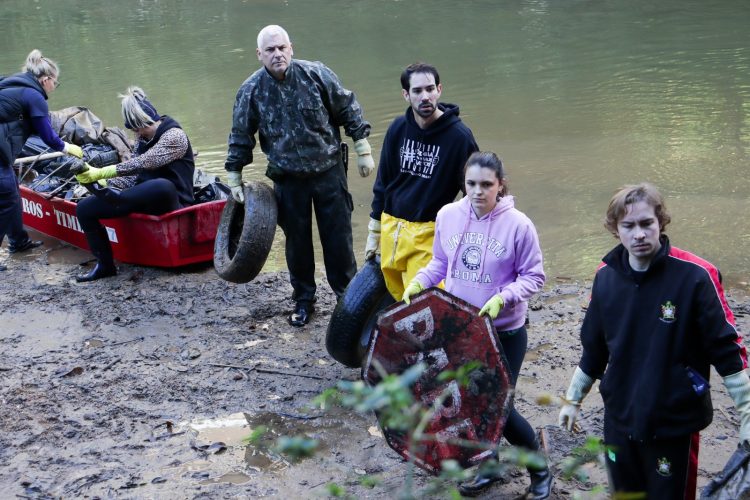 Pneus, tapetes e até bacias: Blumenau promove mutirão de limpeza e retira 3,6 toneladas de lixo dos ribeirões da cidade