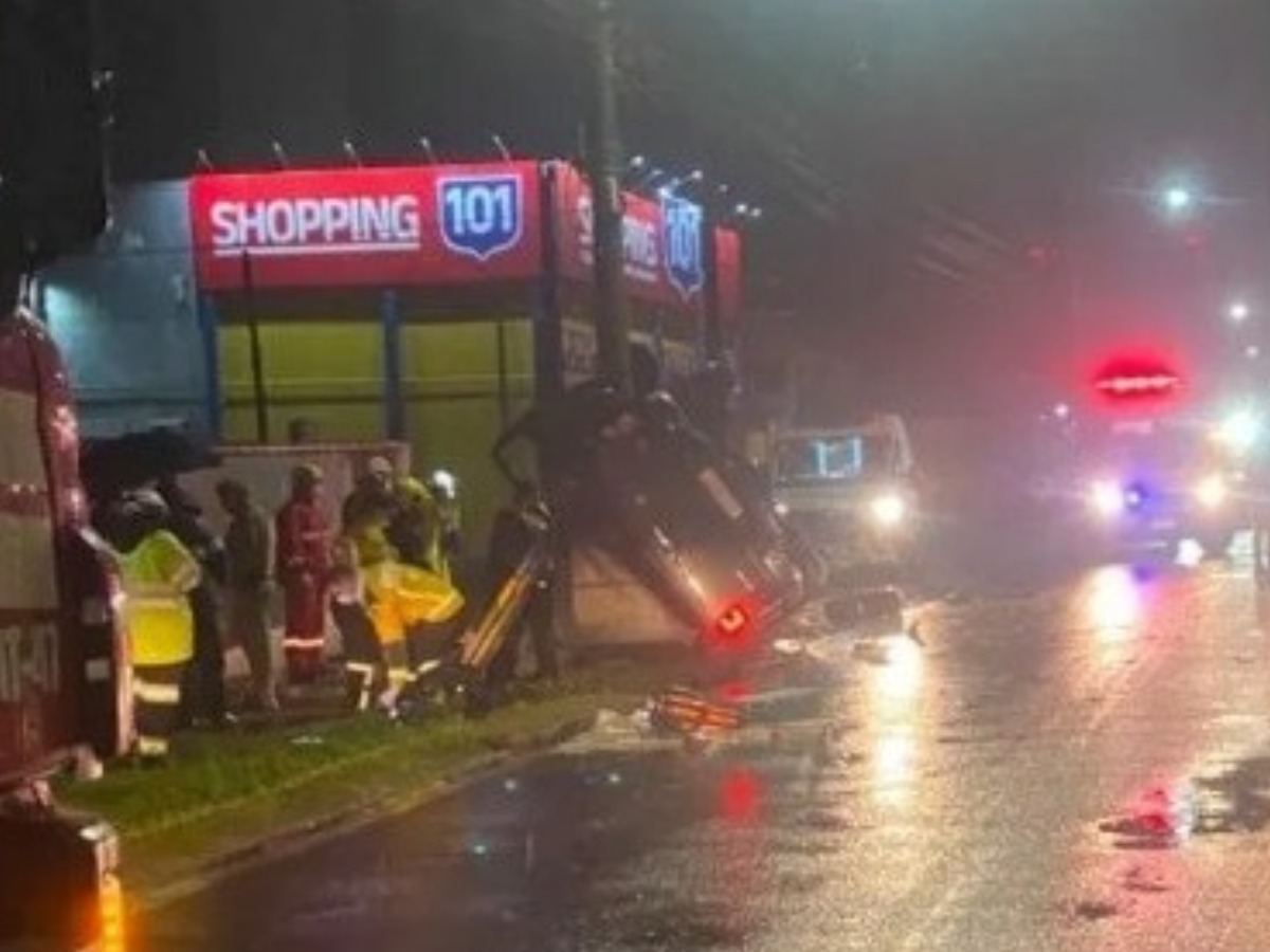 Duas jovens morrem na BR-101, em SC; motorista deixa o local e PRF encontra garrafa de vodka no veículo