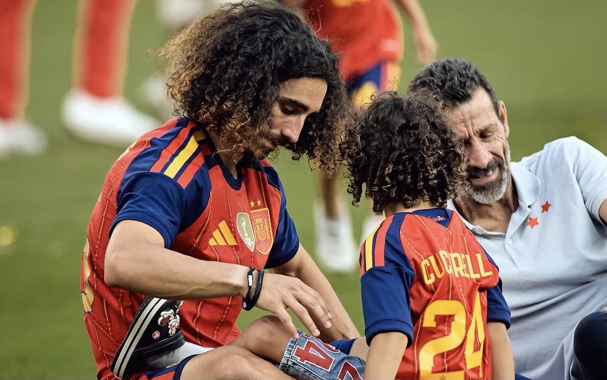 Gesto de amor: Marc Cucurella mantém o cabelo comprido para que o filho com autismo o reconheça em campo