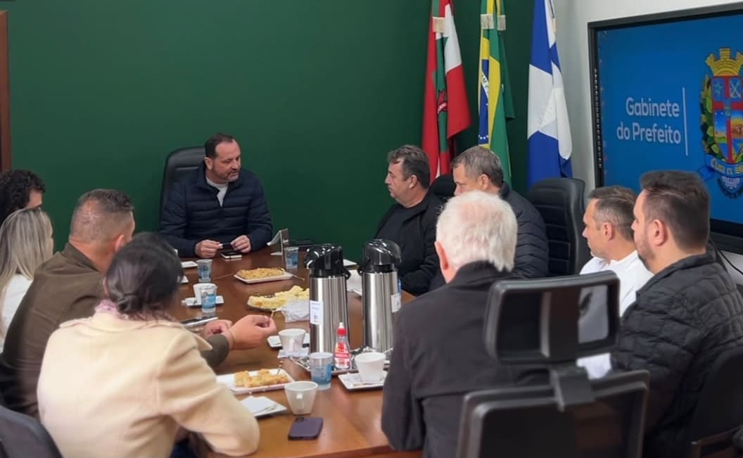 Reunião entre prefeito e vereadores debate concessão dos serviços de água e esgoto em Timbó