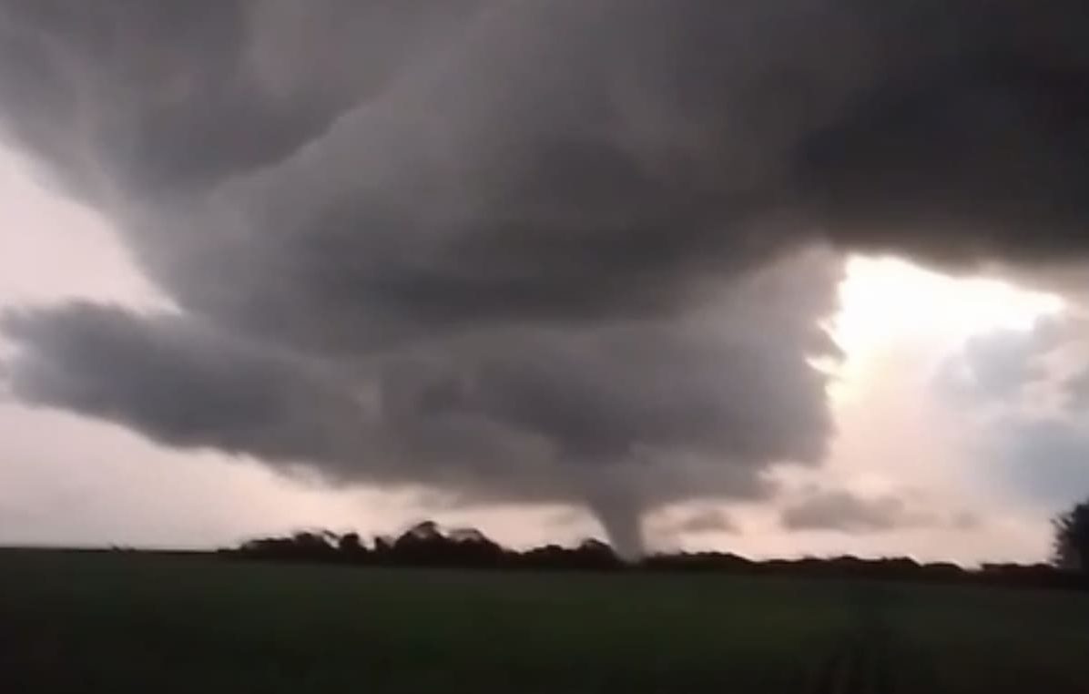 Tornado causa terror, deixa rastro de destruição e mobiliza equipes de emergência no RS