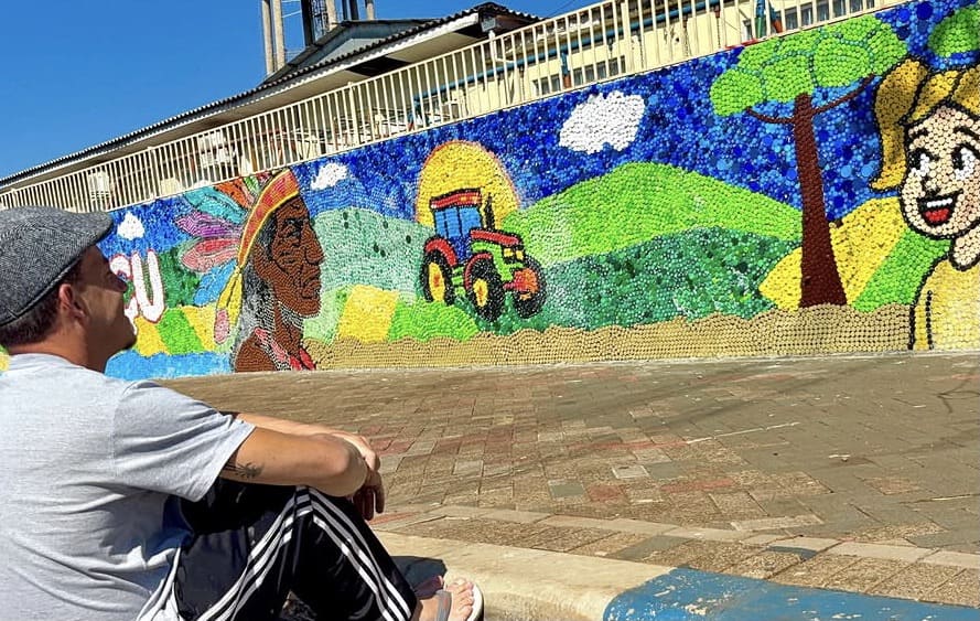 Do lixo à arte: professor mobiliza cidade e cria mural que une reciclagem, educação e pertencimento