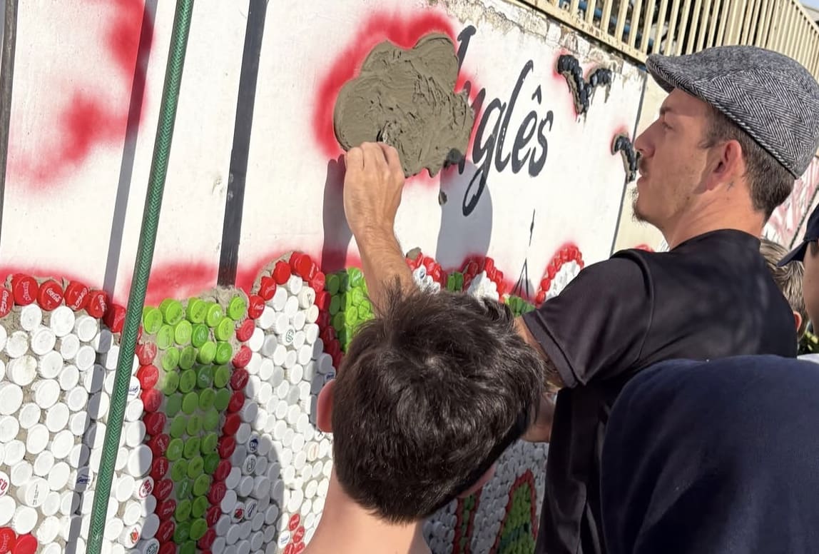 Do lixo à arte: professor mobiliza cidade e cria mural que une reciclagem, educação e pertencimento