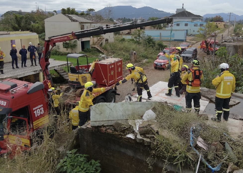 Blumenau recebe simulado inédito que prepara os bombeiros para enchentes provocadas pelo El Niño