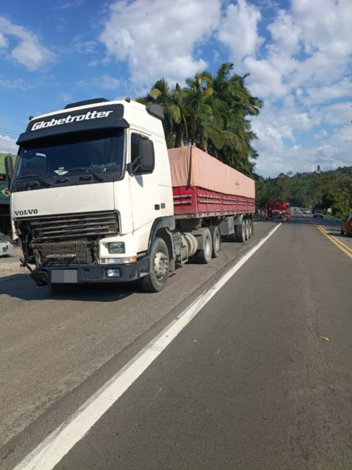 Motociclista morre após colisão com carreta na BR-470, em Indaial