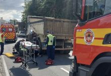 Colisão entre caminhão e motocicleta deixa dois feridos em Blumenau
