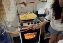 Família faz cerimônia de inauguração para celebrar a chegada de um novo eletrodoméstico