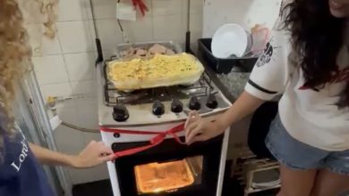 Família faz cerimônia de inauguração para celebrar a chegada de um novo eletrodoméstico