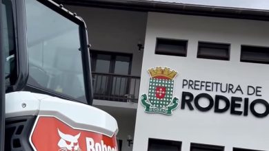 Rodeio reforça frota da Secretaria de Obras com nova mini retroescavadeira