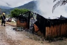 Casa é destruída por incêndio e mobiliza bombeiros em Rodeio