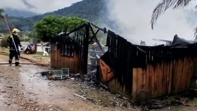 Casa é destruída por incêndio e mobiliza bombeiros em Rodeio