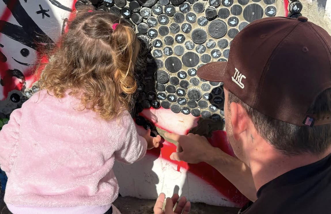 Do lixo à arte: professor mobiliza cidade e cria mural que une reciclagem, educação e pertencimento