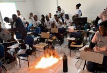 Instrutor assusta alunos ao acionar mecanismo de granada durante aula sobre equipamentos menos letais