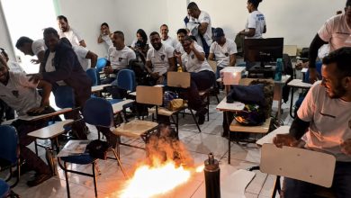 Instrutor assusta alunos ao acionar mecanismo de granada durante aula sobre equipamentos menos letais