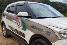 Homem é detido após invadir pátio de igreja, agredir policial e resistir à abordagem em Timbó