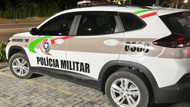 Confessou que bebeu: motorista bate em poste, recusa bafômetro e acaba preso em Timbó