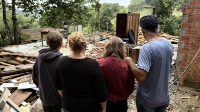 Após ver a casa desabar, família de Indaial luta para recomeçar do zero