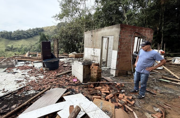 Após ver a casa desabar, família de Indaial luta para recomeçar do zero