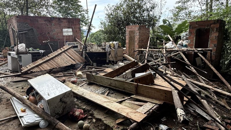 Após ver a casa desabar, família de Indaial luta para recomeçar do zero