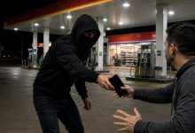 Homem é agredido e tem celular roubado em conveniência de posto de combustíveis em Indaial