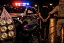 Com seis latas de cerveja na moto, motociclista foge da PM, recusa o bafômetro e acaba preso em Ascurra