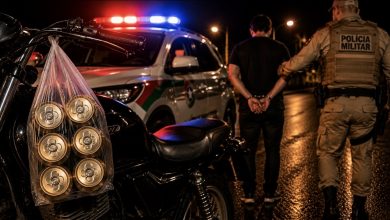 Com seis latas de cerveja na moto, motociclista foge da PM, recusa o bafômetro e acaba preso em Ascurra