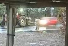 Por um fio: carro capota após bater em trator e quase atinge trabalhador que estava na pista em SC