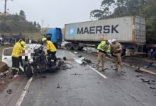 Colisão entre carro e carreta em rodovia de SC mata três pessoas, incluindo um bebê