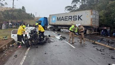 Colisão entre carro e carreta em rodovia de SC mata três pessoas, incluindo um bebê
