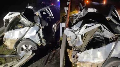 Motorista fica gravemente ferido após carro ser destruído em colisão frontal com ônibus na BR-470, em Indaial