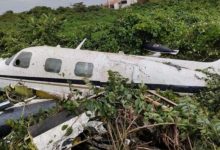 Avião de pequeno porte cai perto de aeroporto em SC e deixa dois homens gravemente feridos