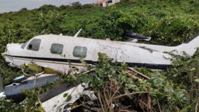 Avião de pequeno porte cai perto de aeroporto em SC e deixa dois homens gravemente feridos