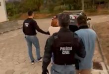 Casal é preso após mulher tentar dar descarga em drogas durante operação em Ascurra