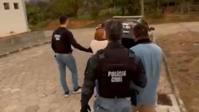 Casal é preso após mulher tentar dar descarga em drogas durante operação em Ascurra