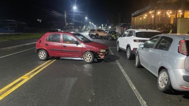 Motorista embriagado é preso após bater em dois veículos e resistir à abordagem em Ascurra