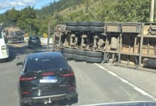 Carreta carregada com batata pré-frita tomba na Curva da Morte, em Ibirama