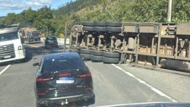 Carreta carregada com batata pré-frita tomba na Curva da Morte, em Ibirama