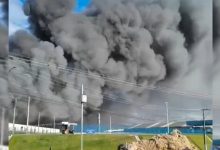 Fumaça toma conta do céu de Itajaí após incêndio de grandes proporções em empresa têxtil