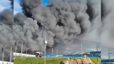 Fumaça toma conta do céu de Itajaí após incêndio de grandes proporções em empresa têxtil