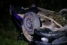 Passageira é arremessada de carro após veículo cair em ribanceira em Rodeio