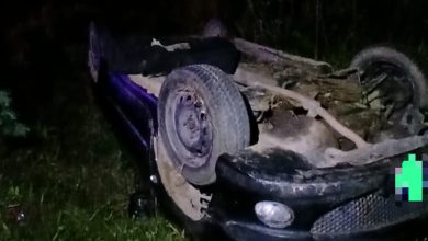 Passageira é arremessada de carro após veículo cair em ribanceira em Rodeio